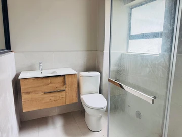 2 Bedroom Flat & Apartment