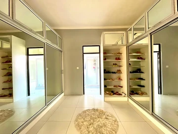 6 Bedroom House