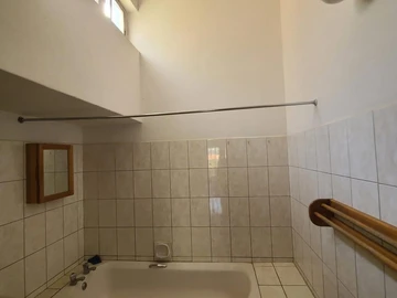 2 Bedroom Flat & Apartment