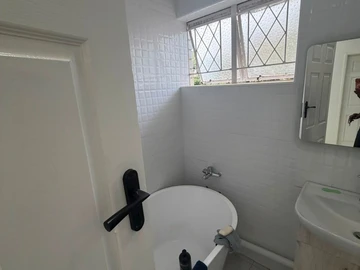2 Bedroom Flat & Apartment