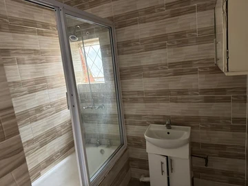 3 Bedroom Flat & Apartment