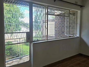 2 Bedroom Flat & Apartment