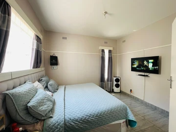 2 Bedroom Flat & Apartment