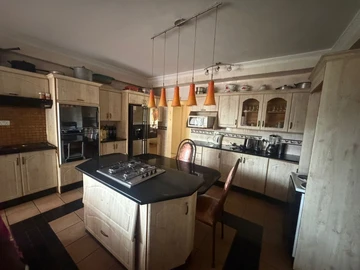 6 Bedroom House