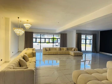 6 Bedroom House