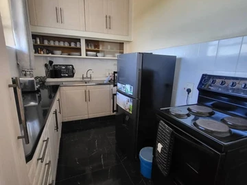 2 Bedroom Flat & Apartment