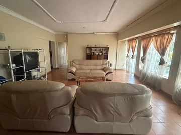 6 Bedroom House