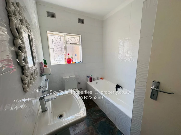  House to Rent in Hillside!