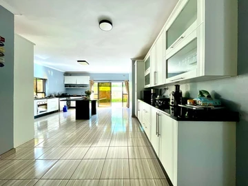 6 Bedroom House