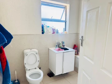 2 Bedroom Flat & Apartment